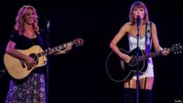Lisa Kudrow y Taylor Swift