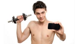 Un hombre tomándose un selfie en el gimnasio