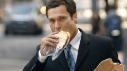 Hombre comiendo sandwich
