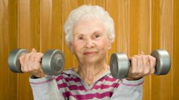 Una anciana haciendo ejercicio