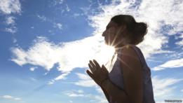 Mujer meditando