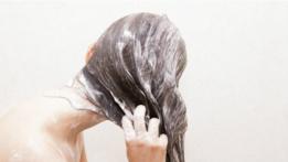 Una persona enjabonándose el cabello