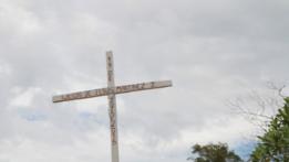 Cruz que marca el lugar donde sufrió el accidente el soldado Wilson de Jesús Martínez