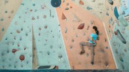 Una persona subiendo una pared de escalada
