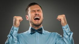 Una persona celebrando