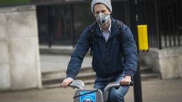 Ciclista con máscara en Londres