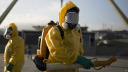 Agentes brasileños fumigan contra el mosquito transmisor del zika en el Sambódromo de Río de Janeiro, antes del inicio del carnaval 2016.