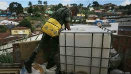 Un militar realiza tareas en el marco de una campaña para contener el avance del virus zika.