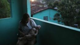 Una mujer con un bebé en sus brazos.