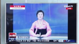 Ri Chun-hee se viste generalmente de rosa para presentar las noticias en Corea del Norte.