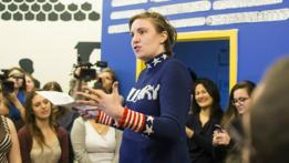 Lena Dunham en un mitin político en apoyo a Hillary Clinton