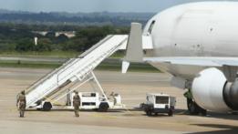 Власти Зимбабве выпустили самолет, на борту которого нашли труп