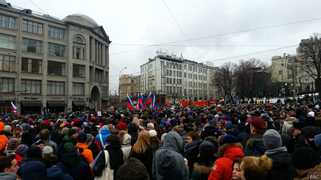 Толпа протестующих на Славянской площади
