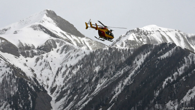 Helicóptero sobrevuela los Alpes franceses