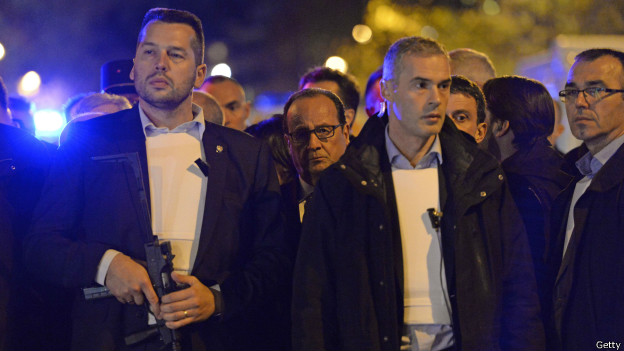 El presidente Francois Hollande, rodeado de guardaespaldas, durante su visita a Le Bataclan.