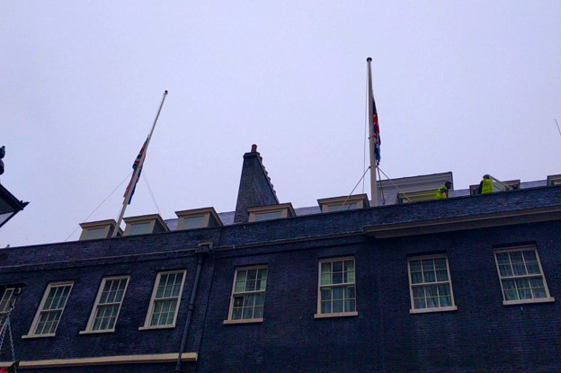 10 Downing Street - Nhà Thủ tướng Anh, David Cameron, treo cờ rủ.