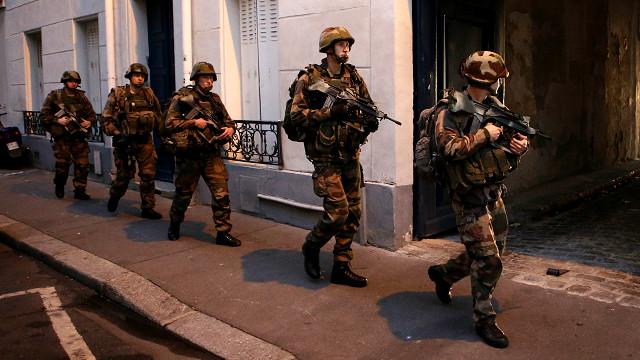 151118070531_paris_operation_soldiers_640x360_ap_nocredit.jpg