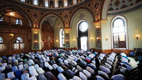 Azerbaijani Muslims pray at the end of Ramadan (Getty Images)