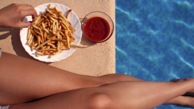 Should you wait an hour after eating until swimming?