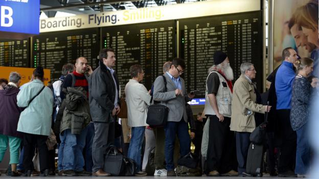 Long lines to rebook cancelled flights (Thomas Lohnes/Getty Images)