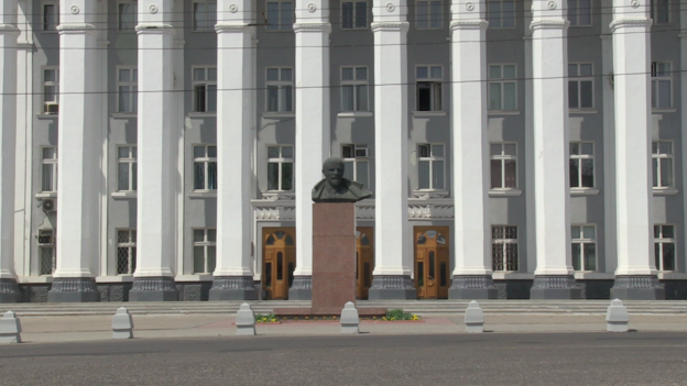 A bust of Lenin stands in front of Transnistria’s parliament building (Credit: Hyde Harper)