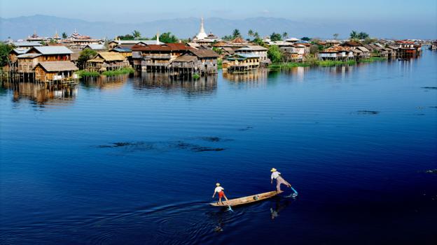 Traversing Myanmar's Inle Lake on one leg (Credit: Credit: Luca Tettoni/Alamy)