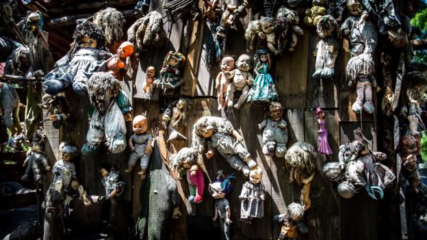 The caretaker of Isla de las Munecas began hanging the dolls in memory of the young girl who died (Credit: Credit: Kevin/Flickr/ CC BY 2.0)