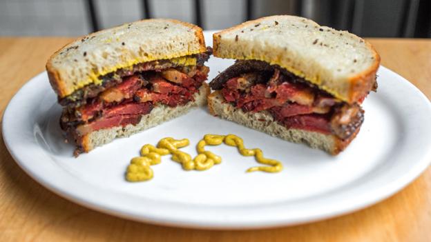 Η ξηρά θεραπευτεί παστουρμά στο Mile End Deli είναι συσσωρεύονται υψηλά για τη σίκαλη (Credit: Credit: Mile End Deli)