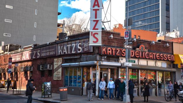 Katz είναι το μόνο παλιό σχολείο deli αριστερά στο Lower East Side της Νέας Υόρκης (Credit: Credit: PSL Εικόνες / Alamy)
