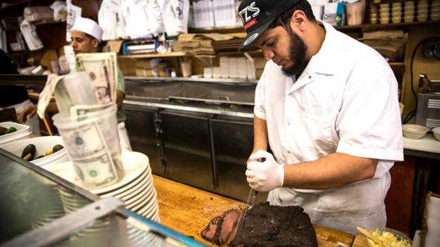 Κοπή παστουρμά σε Delicatessen Katz του (Credit: Credit: Andrew Burton / Getty)