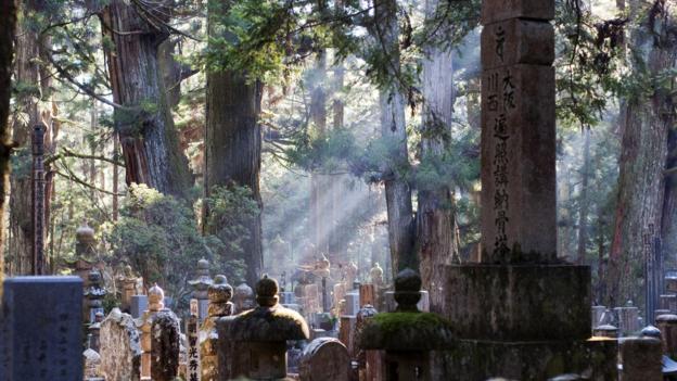 Okunoin Cemetery is deep in an ancient forest (Credit: Credit: alq666/Flickr/CC BY-SA 2.0) Okunoin Cemetery is deep in an ancient forest (Credit: Credit: alq666/Flickr/CC BY-SA 2.0)