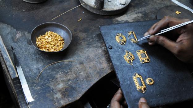 $248 Billion Beneath Pavement | More than half of the world’s gold goes to jewellery (Credit: Credit: Dibyangshu Sarkar/AFP/Getty) More than half of the world’s gold goes to jewellery (Credit: Credit: Dibyangshu Sarkar/AFP/Getty)