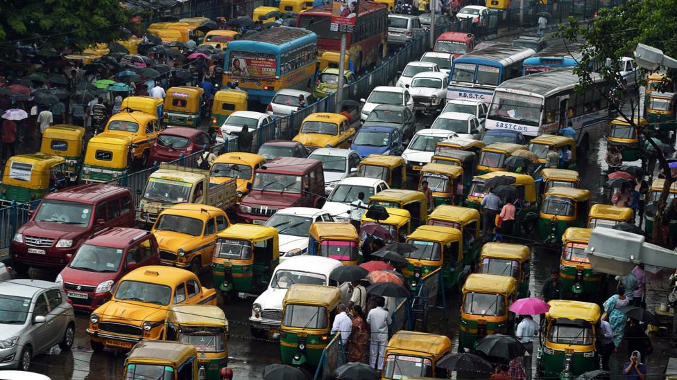 Rush hour traffic in Kolkata (Credit: Credit: Dibyangshu Sarkar/Getty)