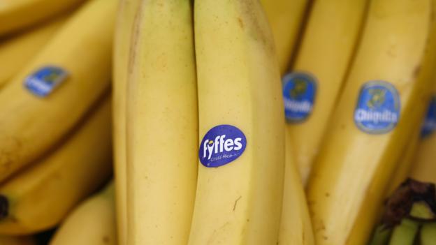 Shareholders in US banana distributor Chiquita vote against a merger deal with Irish rival Fyffes in favour of a higher offer.