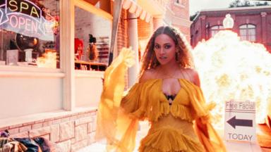 list of best selling singles by year usa