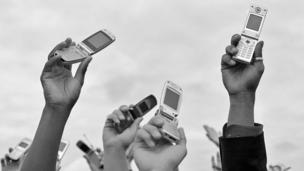 Peopel holding mobile phones in the air (Copyright: Thinkstock)
