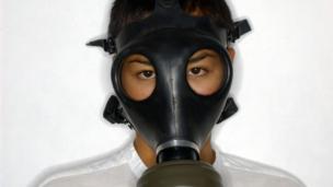 Woman wearing a gas mask (Copyright: Thinkstock)