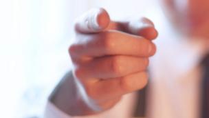 Business man pointing (Copyright: Thinkstock)