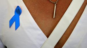 Woman wearing blue ribbon (Copyright: Getty Images)