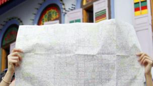 Couple holding a map (Copyright: Thinkstock)