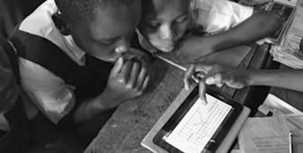 Children playing with eLimu software (Copyright: eLimu)