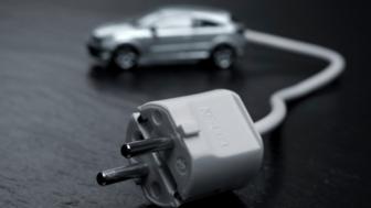 In an effort to cut carbon emissions in half, Hong Kong is turning to electric vehicles.