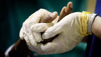 Doctor holds the hand of a patient (Copyright: Getty Images)