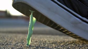 Chewing gum on the sole of a shoe (Copyright: Thinkstock)