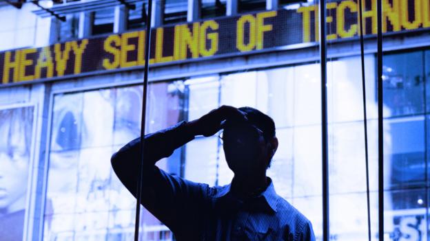 Man standing in front of news ticker (Copyright: Getty Images)