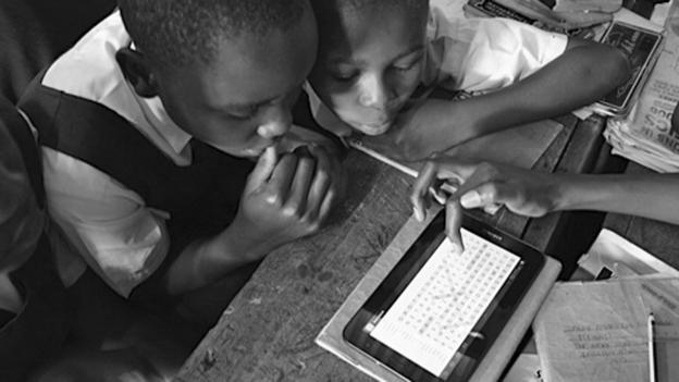 Children playing with eLimu software (Copyright: eLimu)