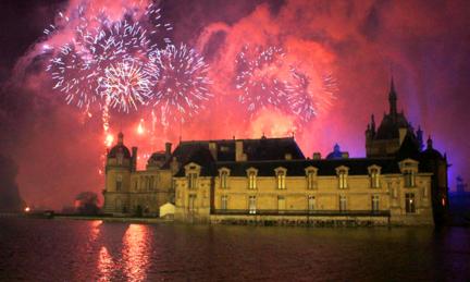 Fireworks over the Ch&acirc;teau de Chantilly.
