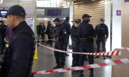 French police at the scene of the attack on a soldier at La Defense (25 May 2013)