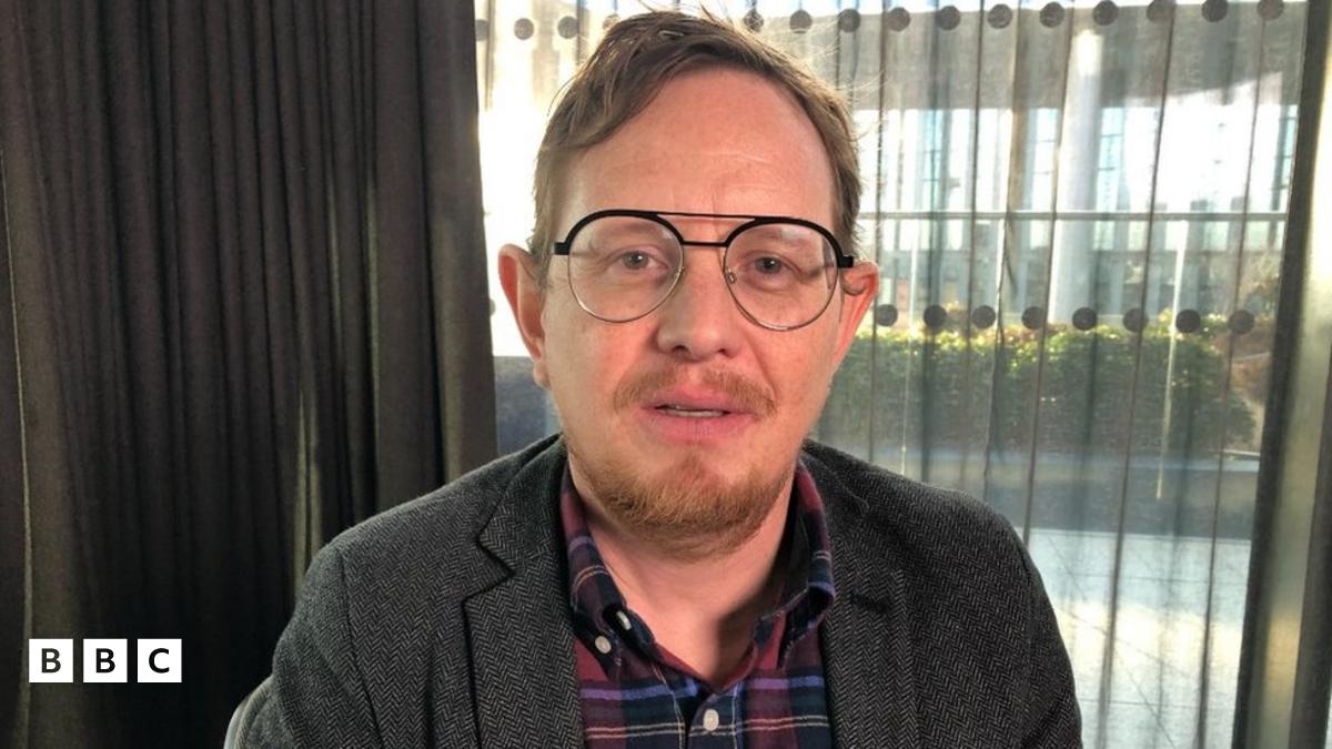 &amp;#39;Dim digon o arbenigwyr canser mewn adrannau brys&amp;#39; - BBC Cymru Fyw