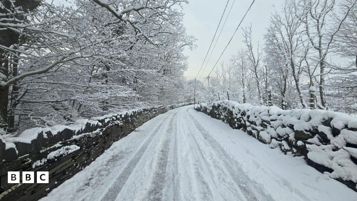 Cyngor i osgoi teithio mewn rhai ardaloedd tra bo rhybudd eira 24 awr mewn grym